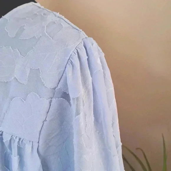 ❤️ Short Bell Sleeve Blouse Crewneck  Medium Tops Floral Blue Textured Shirt - Picture 8 of 13